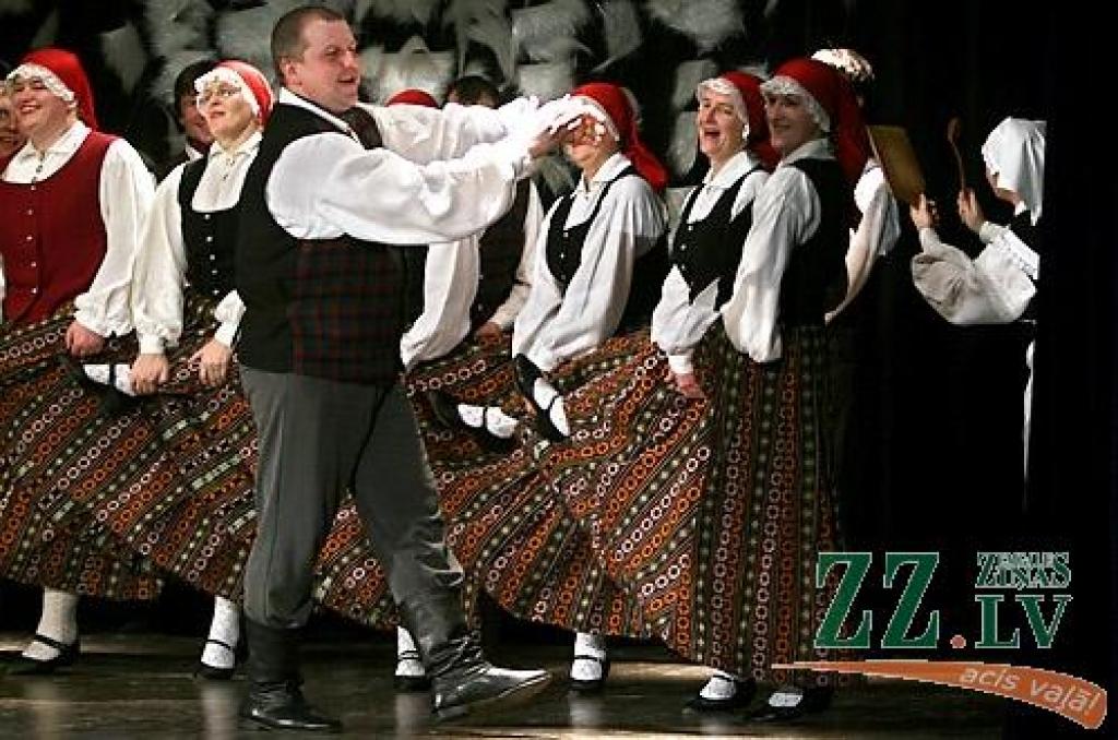 Sestdien Ozolniekos rajonā pazīstami dažādu paaudžu deju kolektīvi pulcējās pasākumā «Ziemas sadancis 2009». Šajā pēcpusdienā deju soļa raitumu uz skatuves demonstrēja tādi deju cienītājiem labi zināmi kolektīvi kā «Ozolnieki», «Medaga»,...