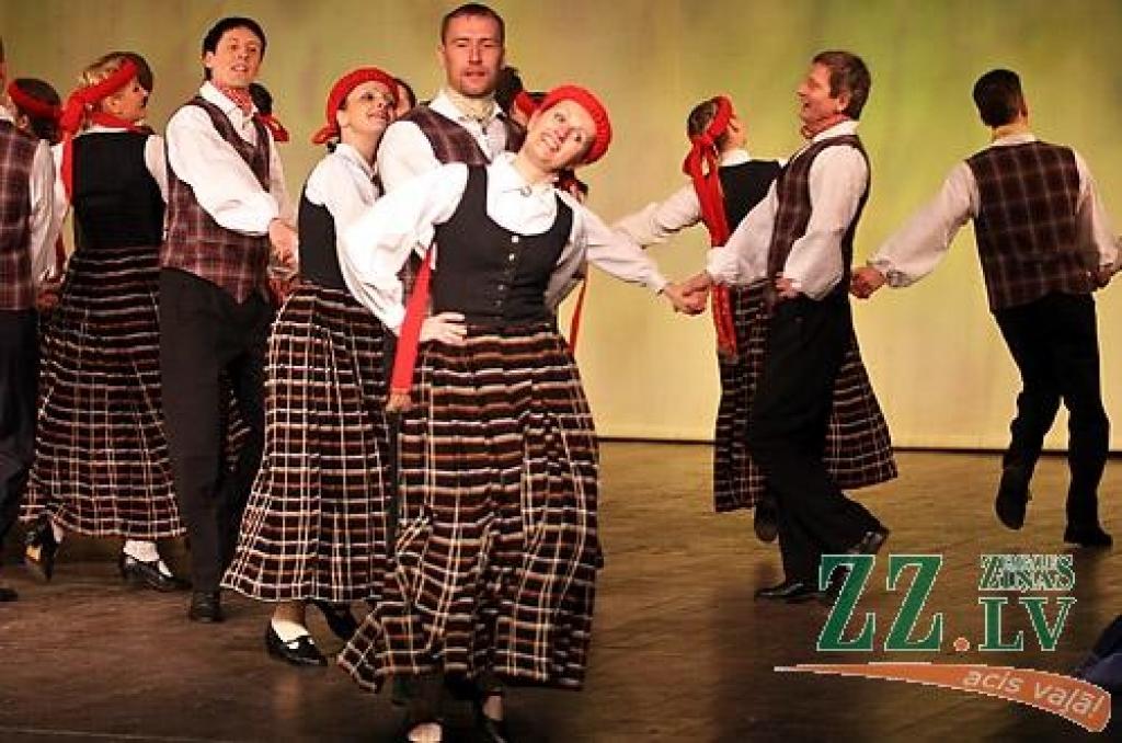 Sestdienas vakarā Jelgavas kultūras namā bija īsti svētki visiem deju cienītājiem - notika Latvijas labāko Tautas deju ansambļu koncerts «Mēs mīlam dejā». Koncertā piedalījās Tautas deju ansambļi «Rotaļa», «Dancis», «Teiksma», «Līgo»,...