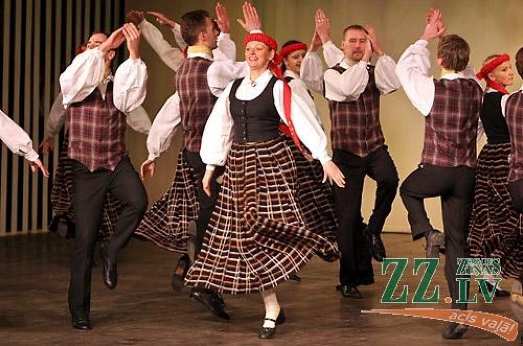 Sestdienas vakarā Jelgavas kultūras namā bija īsti svētki visiem deju cienītājiem - notika Latvijas labāko Tautas deju ansambļu koncerts «Mēs mīlam dejā». Koncertā piedalījās Tautas deju ansambļi «Rotaļa», «Dancis», «Teiksma», «Līgo»,...