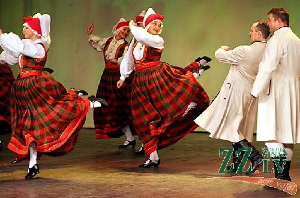 Sestdienas vakarā Jelgavas kultūras namā bija īsti svētki visiem deju cienītājiem - notika Latvijas labāko Tautas deju ansambļu koncerts «Mēs mīlam dejā». Koncertā piedalījās Tautas deju ansambļi «Rotaļa», «Dancis», «Teiksma», «Līgo»,...