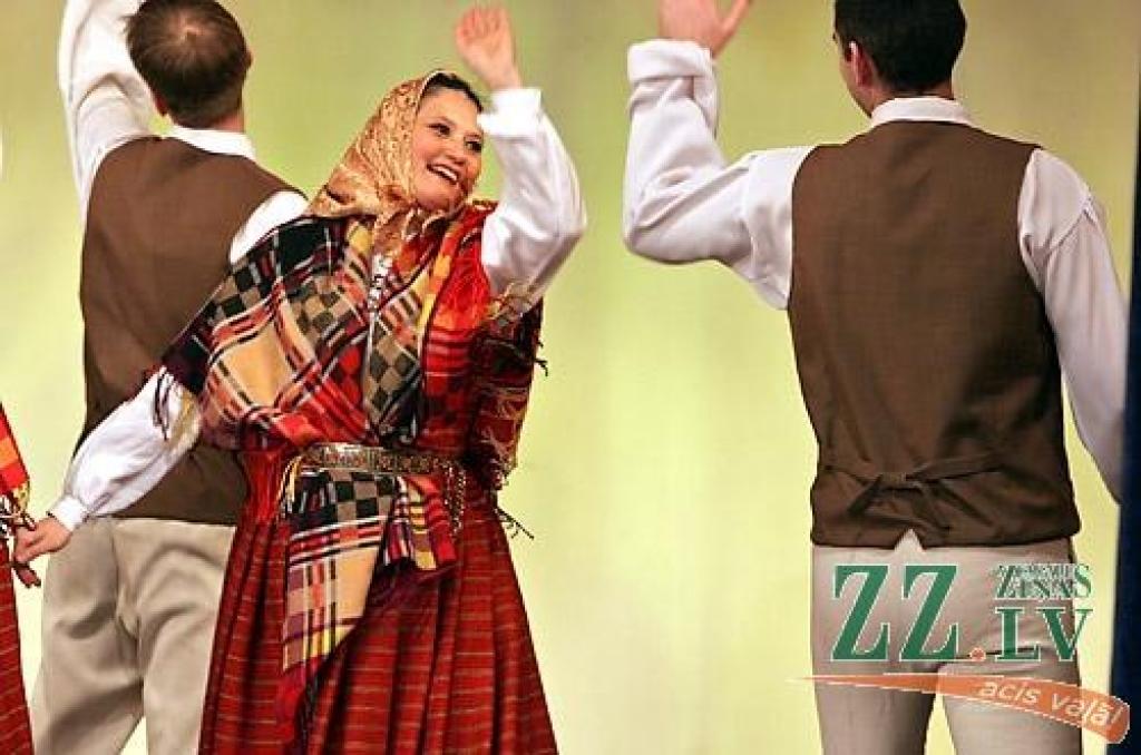 Sestdienas vakarā Jelgavas kultūras namā bija īsti svētki visiem deju cienītājiem - notika Latvijas labāko Tautas deju ansambļu koncerts «Mēs mīlam dejā». Koncertā piedalījās Tautas deju ansambļi «Rotaļa», «Dancis», «Teiksma», «Līgo»,...