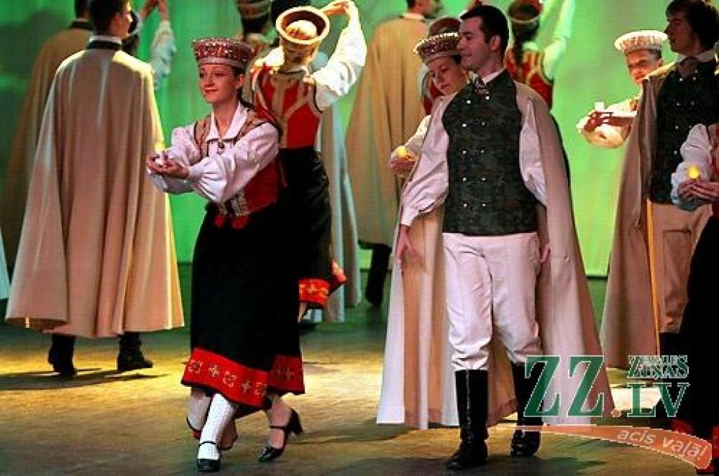 Sestdienas vakarā Jelgavas kultūras namā bija īsti svētki visiem deju cienītājiem - notika Latvijas labāko Tautas deju ansambļu koncerts «Mēs mīlam dejā». Koncertā piedalījās Tautas deju ansambļi «Rotaļa», «Dancis», «Teiksma», «Līgo»,...