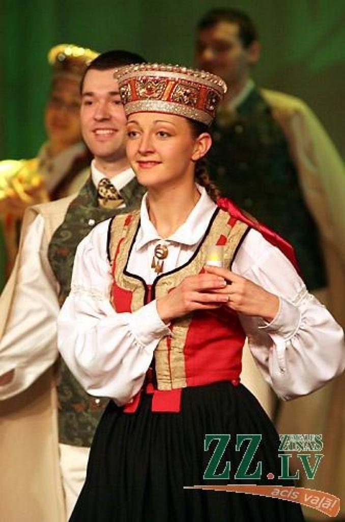 Sestdienas vakarā Jelgavas kultūras namā bija īsti svētki visiem deju cienītājiem - notika Latvijas labāko Tautas deju ansambļu koncerts «Mēs mīlam dejā». Koncertā piedalījās Tautas deju ansambļi «Rotaļa», «Dancis», «Teiksma», «Līgo»,...