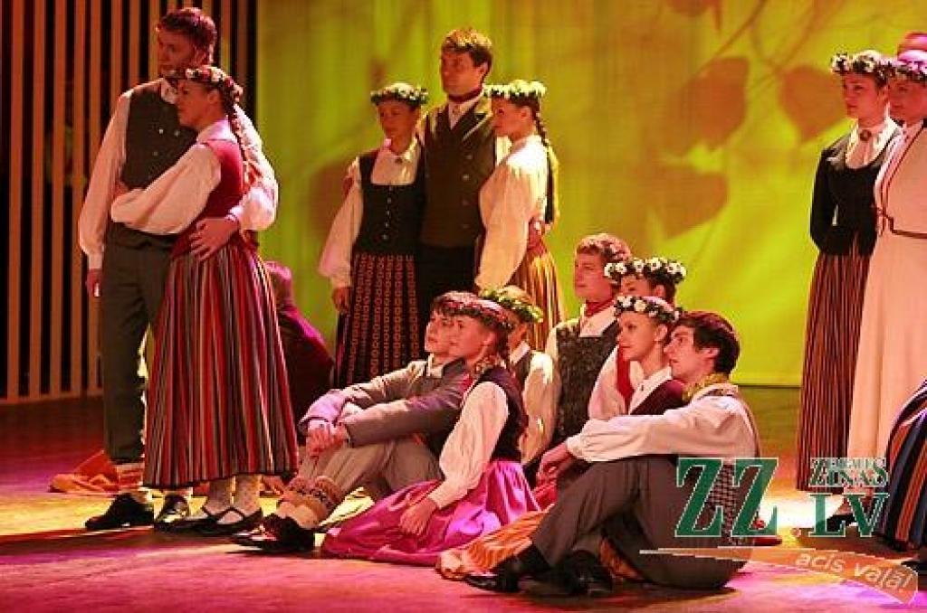 Sestdienas vakarā Jelgavas kultūras namā bija īsti svētki visiem deju cienītājiem - notika Latvijas labāko Tautas deju ansambļu koncerts «Mēs mīlam dejā». Koncertā piedalījās Tautas deju ansambļi «Rotaļa», «Dancis», «Teiksma», «Līgo»,...
