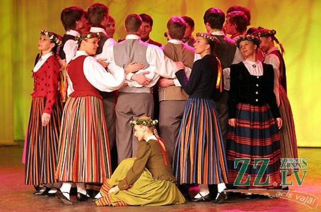 Sestdienas vakarā Jelgavas kultūras namā bija īsti svētki visiem deju cienītājiem - notika Latvijas labāko Tautas deju ansambļu koncerts «Mēs mīlam dejā». Koncertā piedalījās Tautas deju ansambļi «Rotaļa», «Dancis», «Teiksma», «Līgo»,...