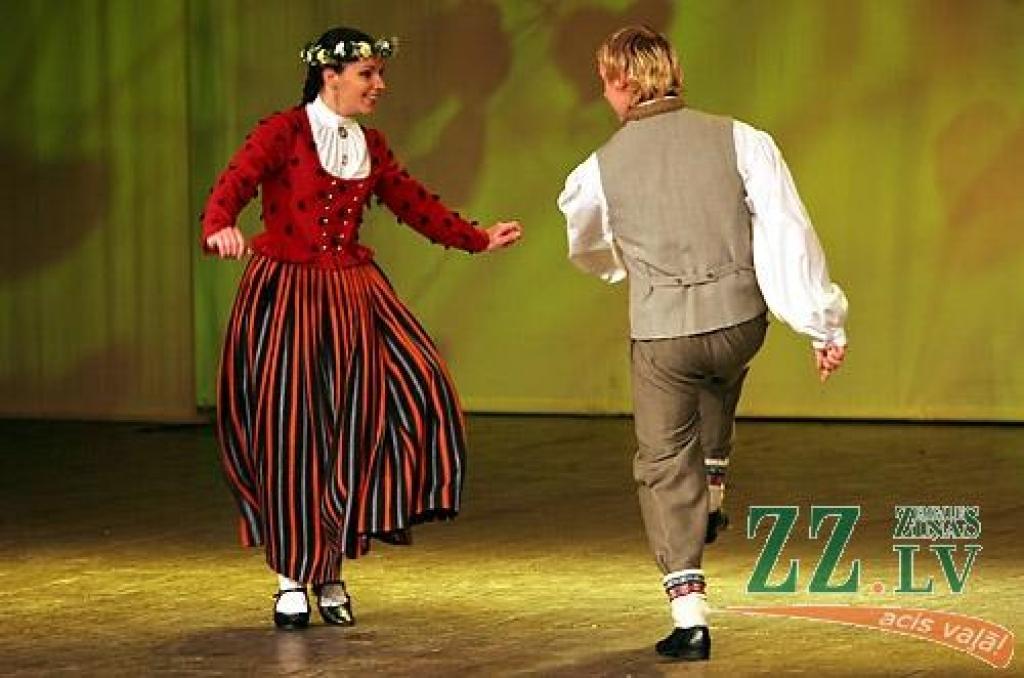 Sestdienas vakarā Jelgavas kultūras namā bija īsti svētki visiem deju cienītājiem - notika Latvijas labāko Tautas deju ansambļu koncerts «Mēs mīlam dejā». Koncertā piedalījās Tautas deju ansambļi «Rotaļa», «Dancis», «Teiksma», «Līgo»,...