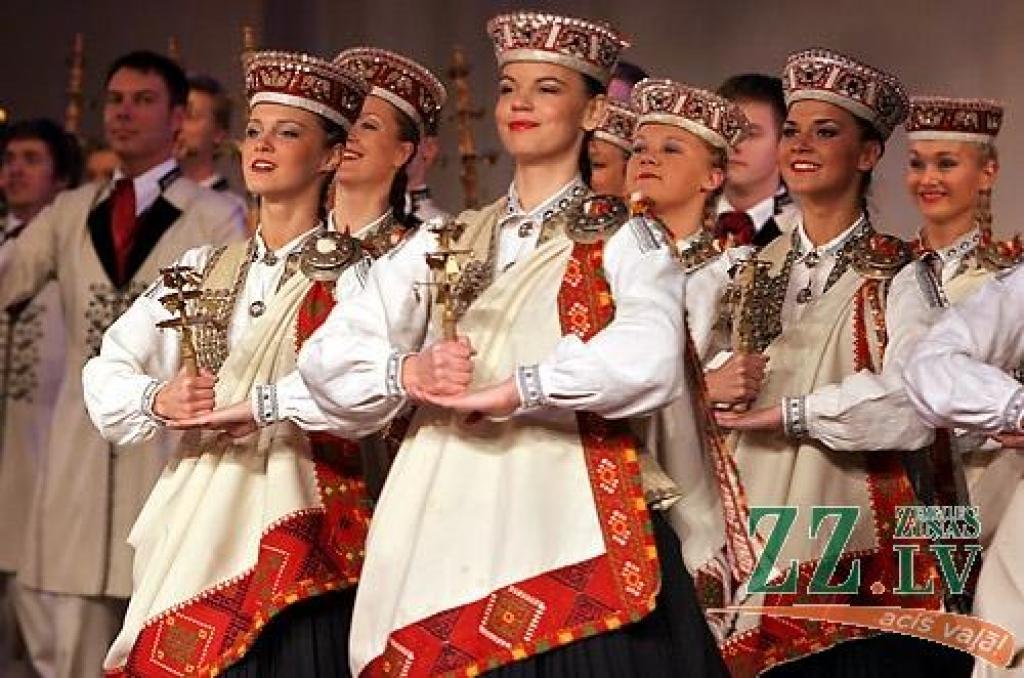 Sestdienas vakarā Jelgavas kultūras namā bija īsti svētki visiem deju cienītājiem - notika Latvijas labāko Tautas deju ansambļu koncerts «Mēs mīlam dejā». Koncertā piedalījās Tautas deju ansambļi «Rotaļa», «Dancis», «Teiksma», «Līgo»,...