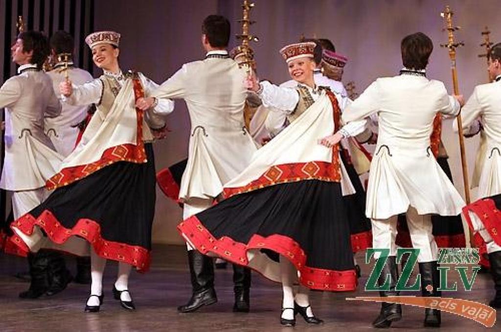 Sestdienas vakarā Jelgavas kultūras namā bija īsti svētki visiem deju cienītājiem - notika Latvijas labāko Tautas deju ansambļu koncerts «Mēs mīlam dejā». Koncertā piedalījās Tautas deju ansambļi «Rotaļa», «Dancis», «Teiksma», «Līgo»,...