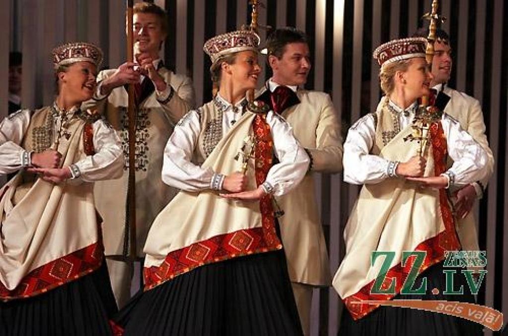 Sestdienas vakarā Jelgavas kultūras namā bija īsti svētki visiem deju cienītājiem - notika Latvijas labāko Tautas deju ansambļu koncerts «Mēs mīlam dejā». Koncertā piedalījās Tautas deju ansambļi «Rotaļa», «Dancis», «Teiksma», «Līgo»,...
