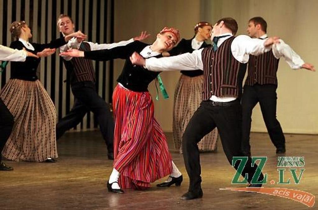 Sestdienas vakarā Jelgavas kultūras namā bija īsti svētki visiem deju cienītājiem - notika Latvijas labāko Tautas deju ansambļu koncerts «Mēs mīlam dejā». Koncertā piedalījās Tautas deju ansambļi «Rotaļa», «Dancis», «Teiksma», «Līgo»,...