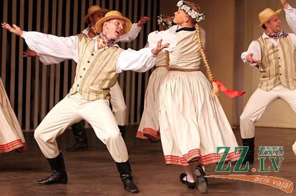 Sestdienas vakarā Jelgavas kultūras namā bija īsti svētki visiem deju cienītājiem - notika Latvijas labāko Tautas deju ansambļu koncerts «Mēs mīlam dejā». Koncertā piedalījās Tautas deju ansambļi «Rotaļa», «Dancis», «Teiksma», «Līgo»,...