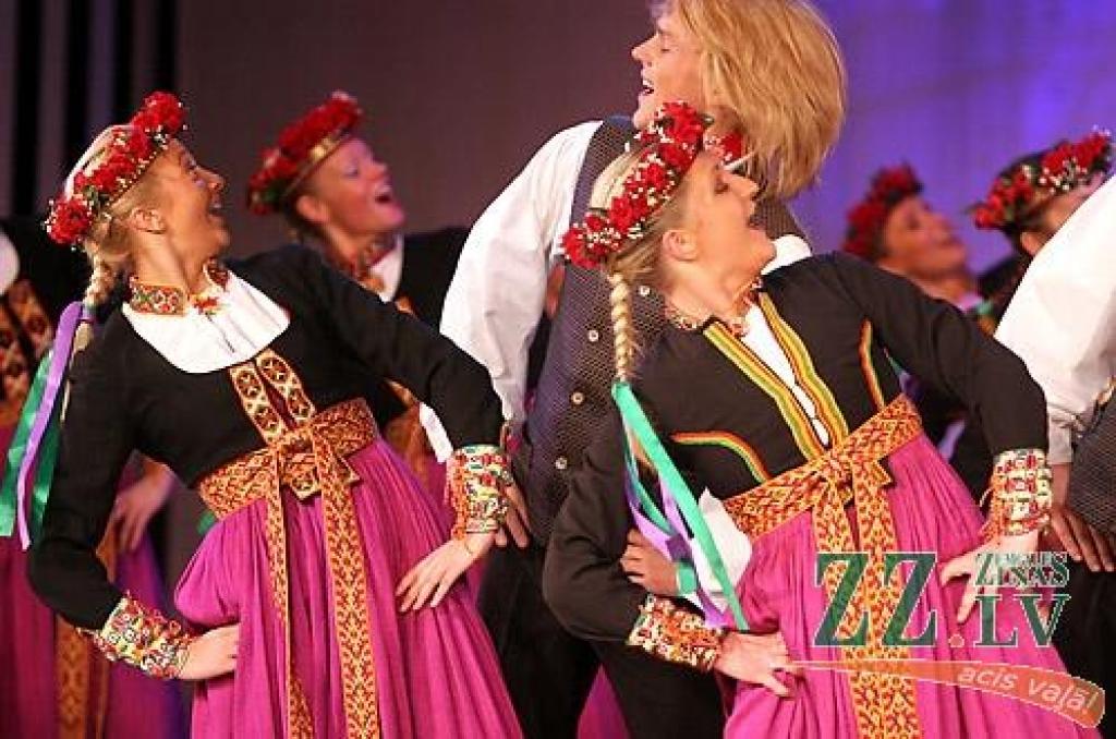 Sestdienas vakarā Jelgavas kultūras namā bija īsti svētki visiem deju cienītājiem - notika Latvijas labāko Tautas deju ansambļu koncerts «Mēs mīlam dejā». Koncertā piedalījās Tautas deju ansambļi «Rotaļa», «Dancis», «Teiksma», «Līgo»,...