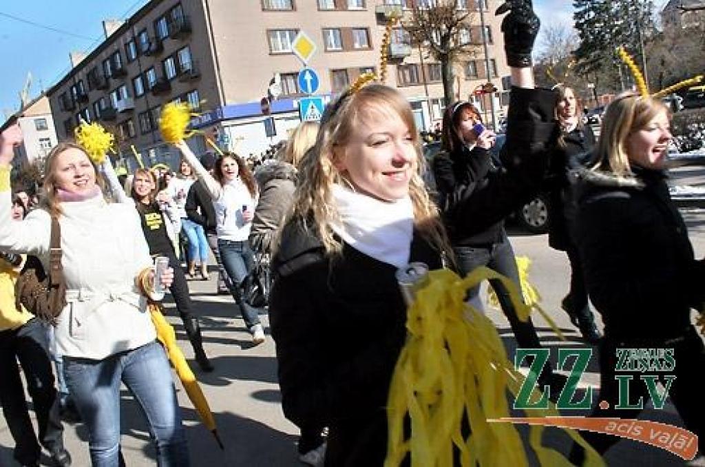 Ceturtdienas rītā, atklājot ikgadējos Ekonomikas fakultātes svētkus - «Eku dienas 2009», dzeltenos tērpos ģērbti jaunieši devās gājienā no 4.dienesta viesnīcas, kur mīt vairums «eku», līdz fakultātes ēkai Svētes ielā 18, kur notika svētku...