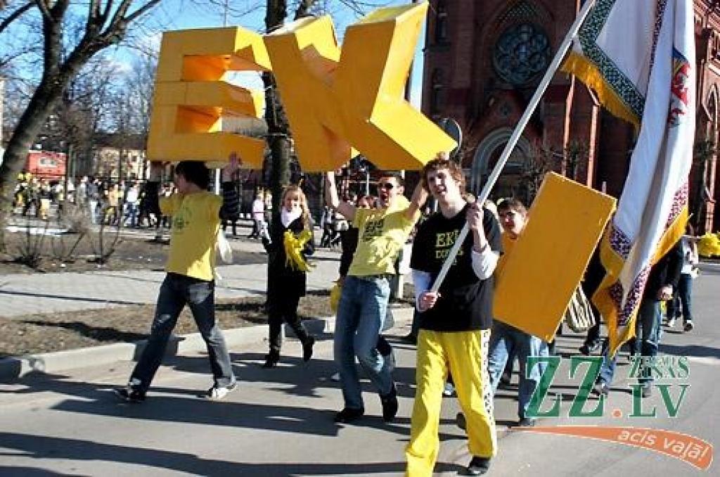 Ceturtdienas rītā, atklājot ikgadējos Ekonomikas fakultātes svētkus - «Eku dienas 2009», dzeltenos tērpos ģērbti jaunieši devās gājienā no 4.dienesta viesnīcas, kur mīt vairums «eku», līdz fakultātes ēkai Svētes ielā 18, kur notika svētku...