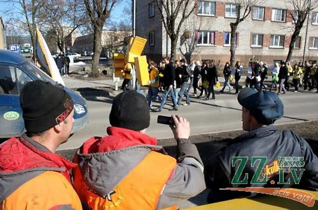 Ceturtdienas rītā, atklājot ikgadējos Ekonomikas fakultātes svētkus - «Eku dienas 2009», dzeltenos tērpos ģērbti jaunieši devās gājienā no 4.dienesta viesnīcas, kur mīt vairums «eku», līdz fakultātes ēkai Svētes ielā 18, kur notika svētku...