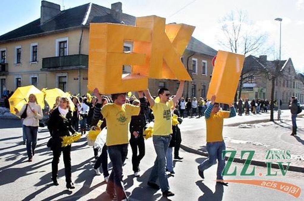Ceturtdienas rītā, atklājot ikgadējos Ekonomikas fakultātes svētkus - «Eku dienas 2009», dzeltenos tērpos ģērbti jaunieši devās gājienā no 4.dienesta viesnīcas, kur mīt vairums «eku», līdz fakultātes ēkai Svētes ielā 18, kur notika svētku...