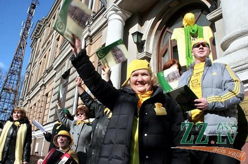 Ceturtdienas rītā, atklājot ikgadējos Ekonomikas fakultātes svētkus - «Eku dienas 2009», dzeltenos tērpos ģērbti jaunieši devās gājienā no 4.dienesta viesnīcas, kur mīt vairums «eku», līdz fakultātes ēkai Svētes ielā 18, kur notika svētku...