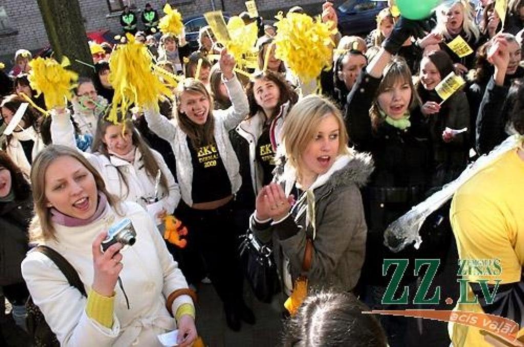 Ceturtdienas rītā, atklājot ikgadējos Ekonomikas fakultātes svētkus - «Eku dienas 2009», dzeltenos tērpos ģērbti jaunieši devās gājienā no 4.dienesta viesnīcas, kur mīt vairums «eku», līdz fakultātes ēkai Svētes ielā 18, kur notika svētku...