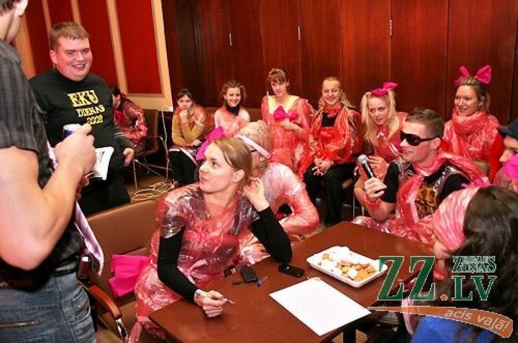 Ceturtdienas rītā, atklājot ikgadējos Ekonomikas fakultātes svētkus - «Eku dienas 2009», dzeltenos tērpos ģērbti jaunieši devās gājienā no 4.dienesta viesnīcas, kur mīt vairums «eku», līdz fakultātes ēkai Svētes ielā 18, kur notika svētku...