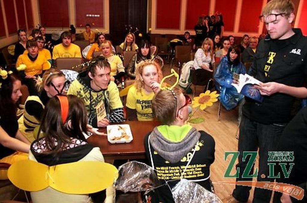 Ceturtdienas rītā, atklājot ikgadējos Ekonomikas fakultātes svētkus - «Eku dienas 2009», dzeltenos tērpos ģērbti jaunieši devās gājienā no 4.dienesta viesnīcas, kur mīt vairums «eku», līdz fakultātes ēkai Svētes ielā 18, kur notika svētku...