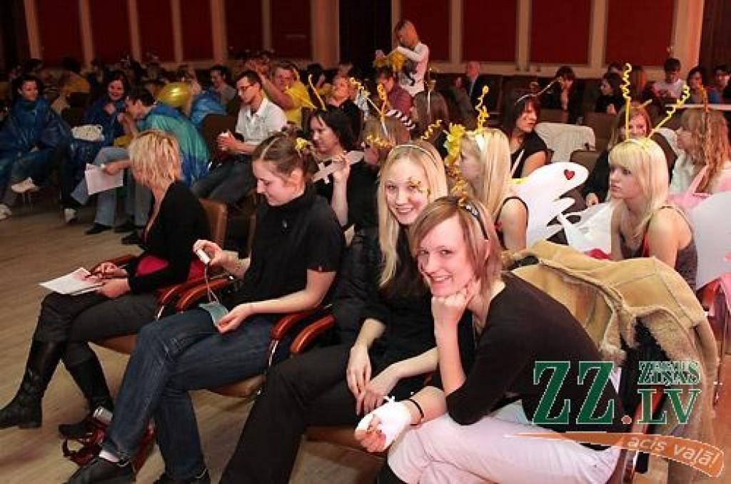 Ceturtdienas rītā, atklājot ikgadējos Ekonomikas fakultātes svētkus - «Eku dienas 2009», dzeltenos tērpos ģērbti jaunieši devās gājienā no 4.dienesta viesnīcas, kur mīt vairums «eku», līdz fakultātes ēkai Svētes ielā 18, kur notika svētku...