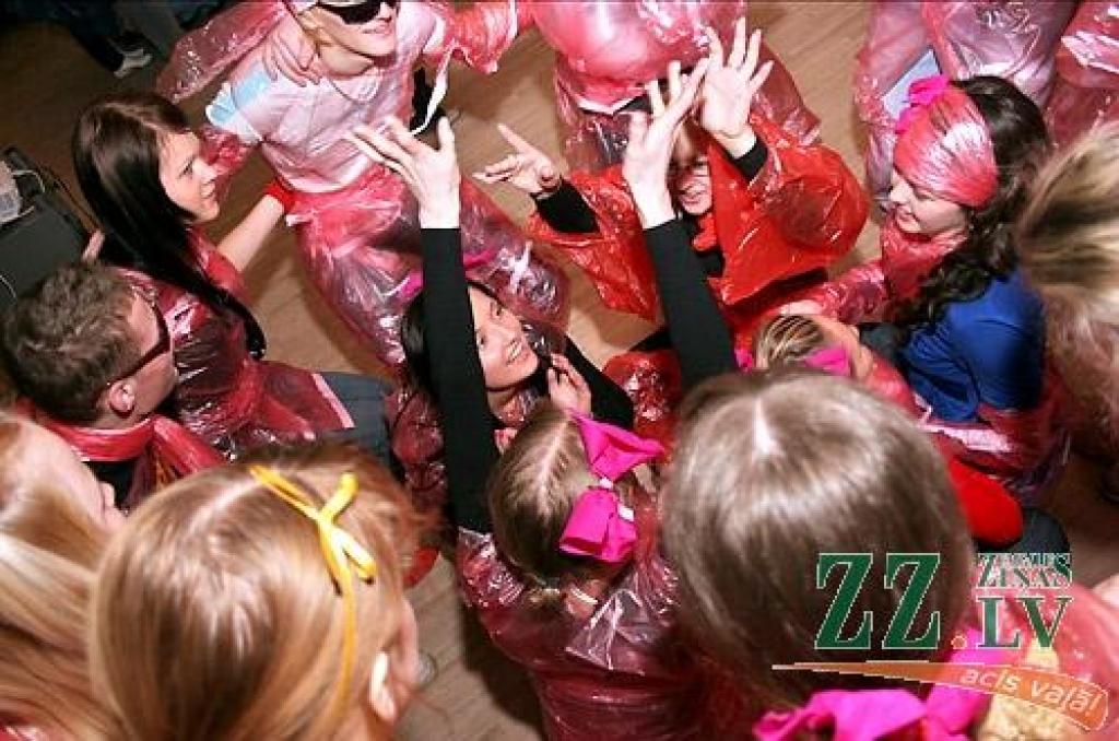 Ceturtdienas rītā, atklājot ikgadējos Ekonomikas fakultātes svētkus - «Eku dienas 2009», dzeltenos tērpos ģērbti jaunieši devās gājienā no 4.dienesta viesnīcas, kur mīt vairums «eku», līdz fakultātes ēkai Svētes ielā 18, kur notika svētku...