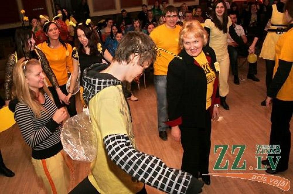 Ceturtdienas rītā, atklājot ikgadējos Ekonomikas fakultātes svētkus - «Eku dienas 2009», dzeltenos tērpos ģērbti jaunieši devās gājienā no 4.dienesta viesnīcas, kur mīt vairums «eku», līdz fakultātes ēkai Svētes ielā 18, kur notika svētku...