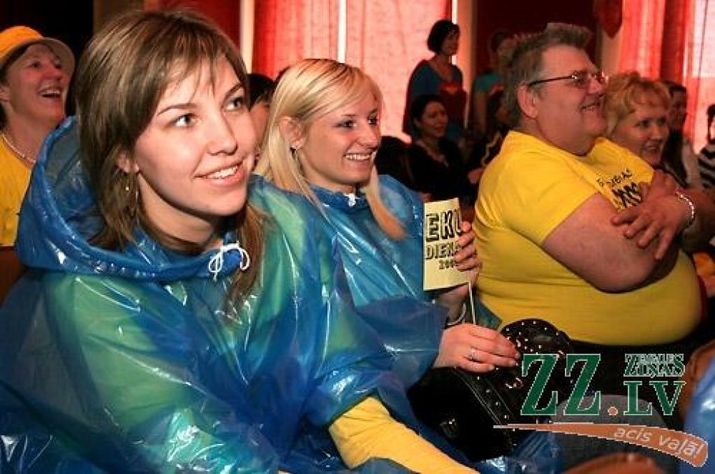 Ceturtdienas rītā, atklājot ikgadējos Ekonomikas fakultātes svētkus - «Eku dienas 2009», dzeltenos tērpos ģērbti jaunieši devās gājienā no 4.dienesta viesnīcas, kur mīt vairums «eku», līdz fakultātes ēkai Svētes ielā 18, kur notika svētku...