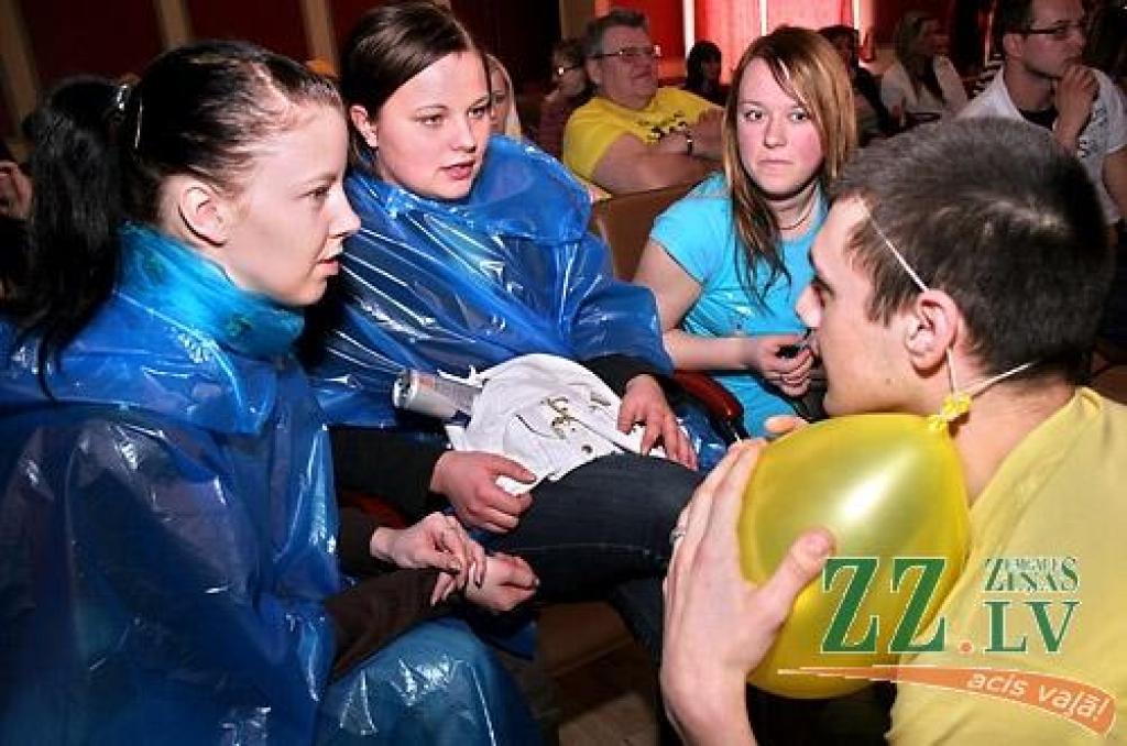 Ceturtdienas rītā, atklājot ikgadējos Ekonomikas fakultātes svētkus - «Eku dienas 2009», dzeltenos tērpos ģērbti jaunieši devās gājienā no 4.dienesta viesnīcas, kur mīt vairums «eku», līdz fakultātes ēkai Svētes ielā 18, kur notika svētku...