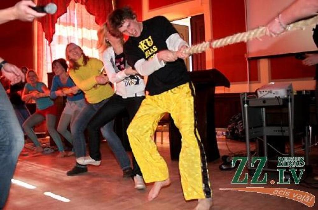 Ceturtdienas rītā, atklājot ikgadējos Ekonomikas fakultātes svētkus - «Eku dienas 2009», dzeltenos tērpos ģērbti jaunieši devās gājienā no 4.dienesta viesnīcas, kur mīt vairums «eku», līdz fakultātes ēkai Svētes ielā 18, kur notika svētku...