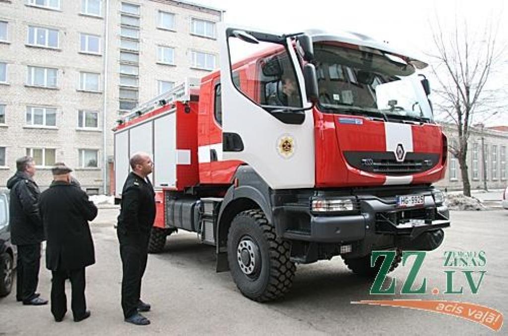 Valsts ugunsdzēsības un glābšanas dienesta Jelgavas brigādes autoparks papildināts ar jaunu «Renault».