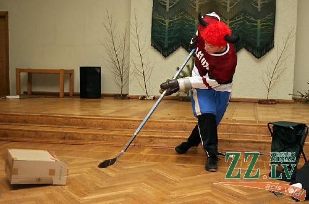 LLU Meža fakultātes pirmkursnieku konkursā «Mis un Misters meži» otrdienas vakarā par šo titulu ieguvējiem žūrija atzina Karlīnu Eglīti un Tomu Ozolu. Abi pirmkursnieki ieguva arī skatītāju simpātijas. Konkursa gaitā žūrija noteica arī...