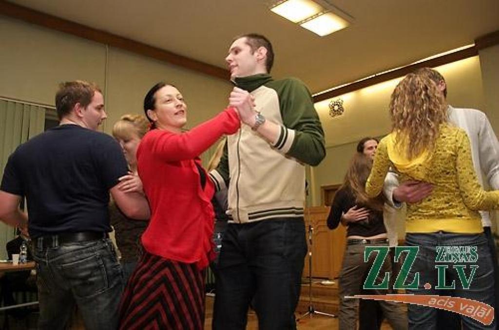 LLU Meža fakultātes pirmkursnieku konkursā «Mis un Misters meži» otrdienas vakarā par šo titulu ieguvējiem žūrija atzina Karlīnu Eglīti un Tomu Ozolu. Abi pirmkursnieki ieguva arī skatītāju simpātijas. Konkursa gaitā žūrija noteica arī...