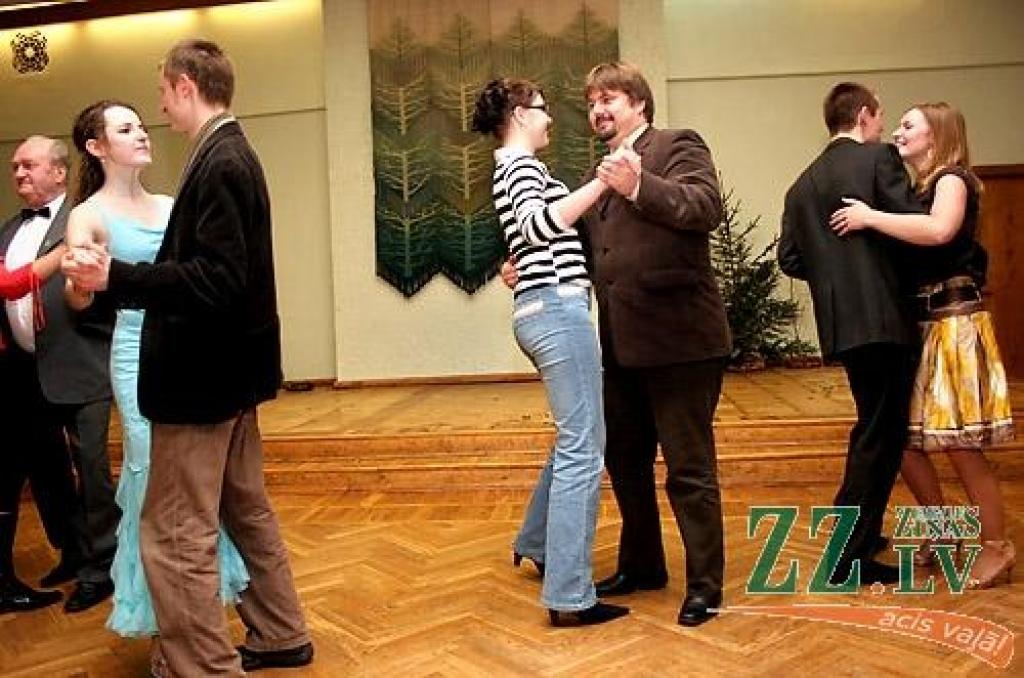 LLU Meža fakultātes pirmkursnieku konkursā «Mis un Misters meži» otrdienas vakarā par šo titulu ieguvējiem žūrija atzina Karlīnu Eglīti un Tomu Ozolu. Abi pirmkursnieki ieguva arī skatītāju simpātijas. Konkursa gaitā žūrija noteica arī...