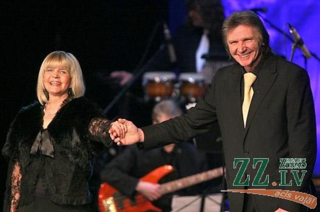 Publikai kājās stāvot un dziedot «Viss nāk un aiziet tālumā», ceturtdien Jelgavas kultūras namā Lielajā zālē noslēdzās Noras Bumbieres 62.dzimšanas dienai veltītais piemiņas koncerts «Atmiņu lietus».