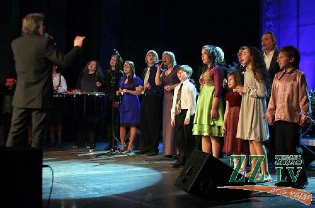 Publikai kājās stāvot un dziedot «Viss nāk un aiziet tālumā», ceturtdien Jelgavas kultūras namā Lielajā zālē noslēdzās Noras Bumbieres 62.dzimšanas dienai veltītais piemiņas koncerts «Atmiņu lietus».