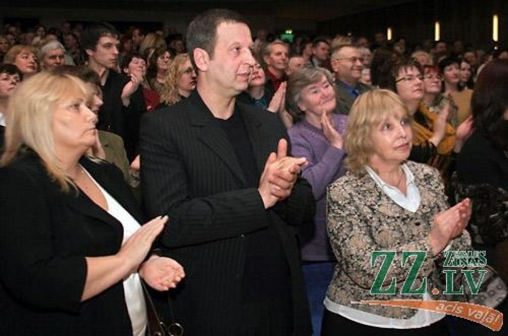 Publikai kājās stāvot un dziedot «Viss nāk un aiziet tālumā», ceturtdien Jelgavas kultūras namā Lielajā zālē noslēdzās Noras Bumbieres 62.dzimšanas dienai veltītais piemiņas koncerts «Atmiņu lietus».