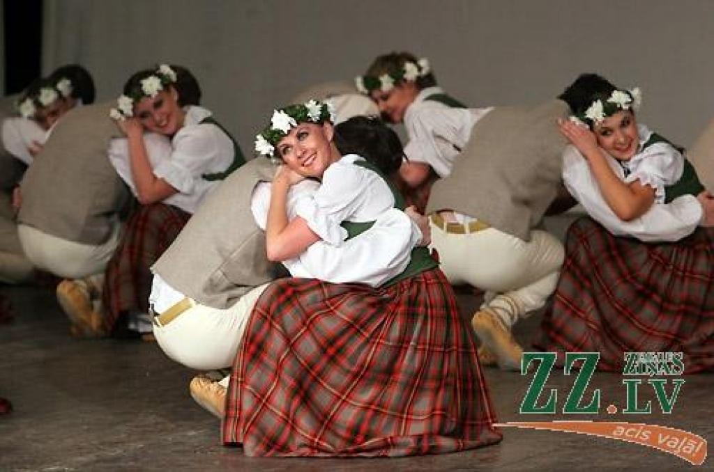 Sestdienas vakarā Jelgavas kultūras namā Tautas deju ansamblis «Lielupe» ar programmu «Lielupieši» noslēdza savas pastāvēšanas 50.gadadienas svētkus. Svinības šonedēļ notika divas dienas - piektdien skatītājiem tika piedāvāts pirmais...