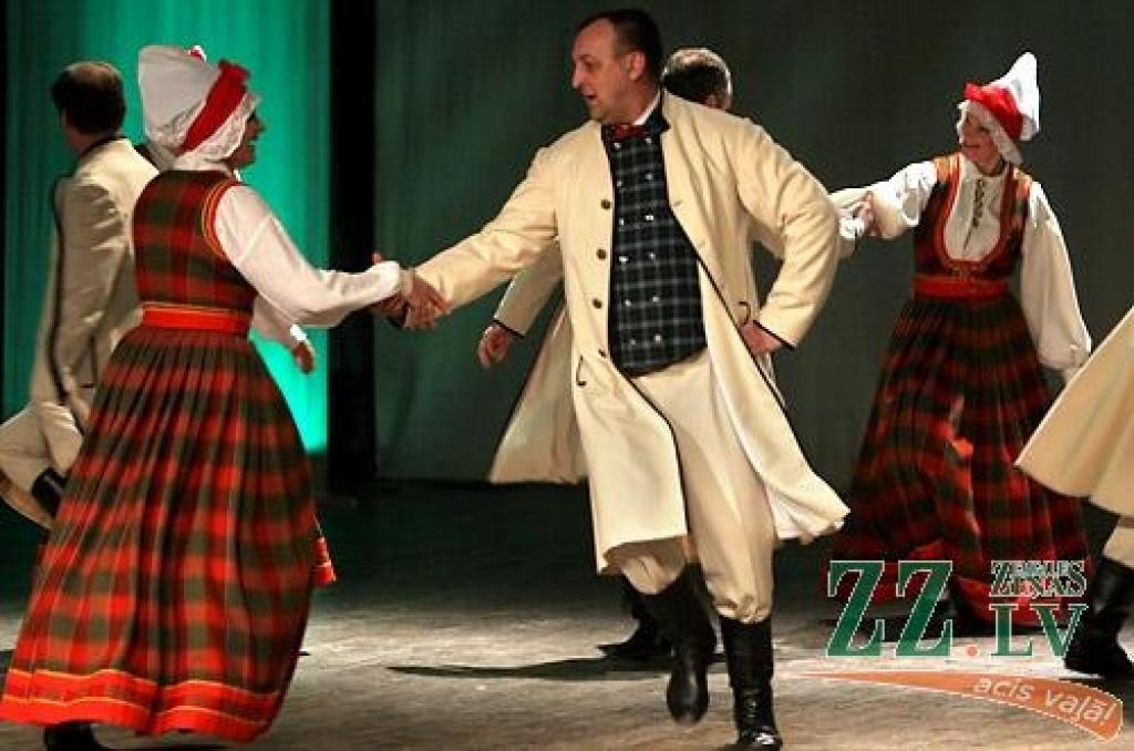 Sestdienas vakarā Jelgavas kultūras namā Tautas deju ansamblis «Lielupe» ar programmu «Lielupieši» noslēdza savas pastāvēšanas 50.gadadienas svētkus. Svinības šonedēļ notika divas dienas - piektdien skatītājiem tika piedāvāts pirmais...