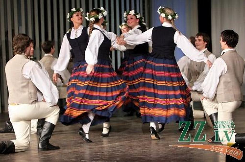 Sestdienas vakarā Jelgavas kultūras namā Tautas deju ansamblis «Lielupe» ar programmu «Lielupieši» noslēdza savas pastāvēšanas 50.gadadienas svētkus. Svinības šonedēļ notika divas dienas - piektdien skatītājiem tika piedāvāts pirmais...