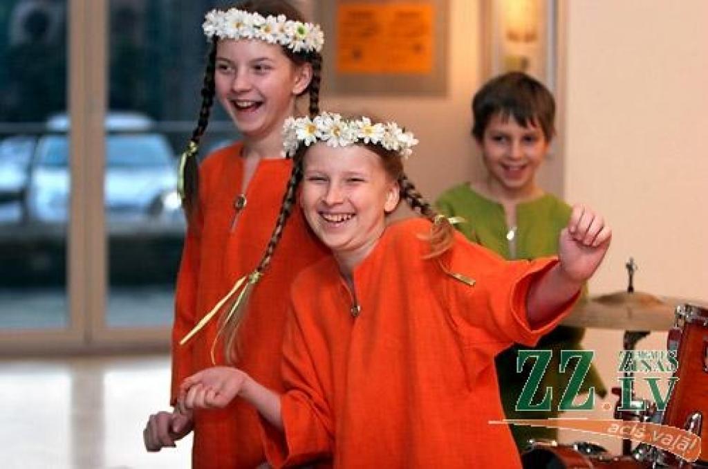 Sestdienas vakarā Jelgavas kultūras namā Tautas deju ansamblis «Lielupe» ar programmu «Lielupieši» noslēdza savas pastāvēšanas 50.gadadienas svētkus. Svinības šonedēļ notika divas dienas - piektdien skatītājiem tika piedāvāts pirmais...