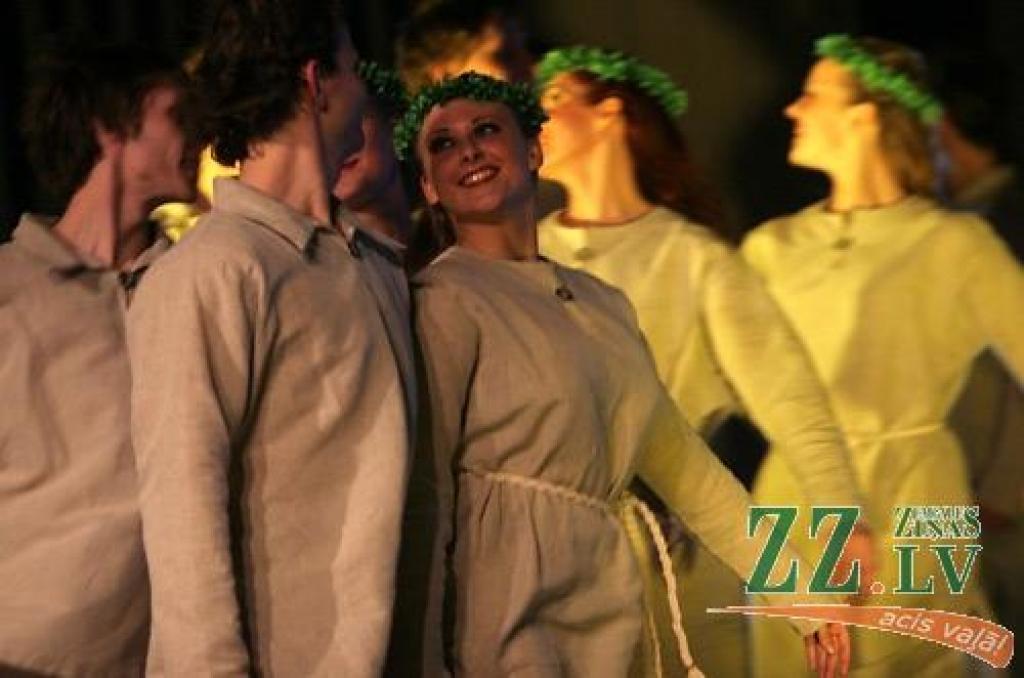 Sestdienas vakarā Jelgavas kultūras namā Tautas deju ansamblis «Lielupe» ar programmu «Lielupieši» noslēdza savas pastāvēšanas 50.gadadienas svētkus. Svinības šonedēļ notika divas dienas - piektdien skatītājiem tika piedāvāts pirmais...