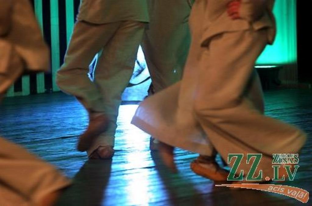 Sestdienas vakarā Jelgavas kultūras namā Tautas deju ansamblis «Lielupe» ar programmu «Lielupieši» noslēdza savas pastāvēšanas 50.gadadienas svētkus. Svinības šonedēļ notika divas dienas - piektdien skatītājiem tika piedāvāts pirmais...