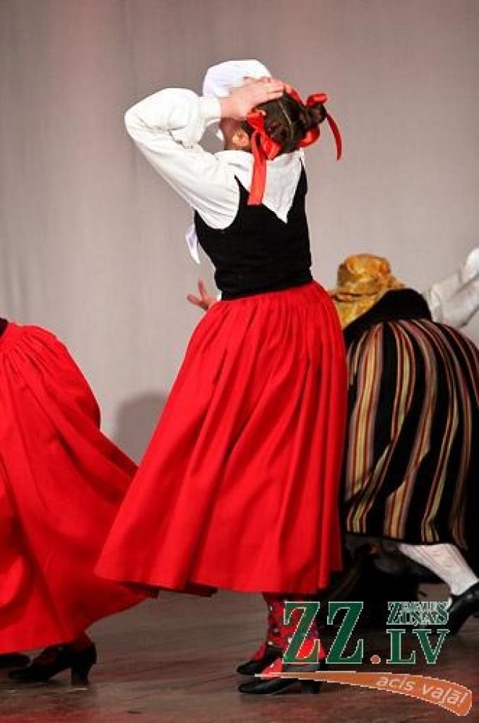 Sestdienas vakarā Jelgavas kultūras namā Tautas deju ansamblis «Lielupe» ar programmu «Lielupieši» noslēdza savas pastāvēšanas 50.gadadienas svētkus. Svinības šonedēļ notika divas dienas - piektdien skatītājiem tika piedāvāts pirmais...