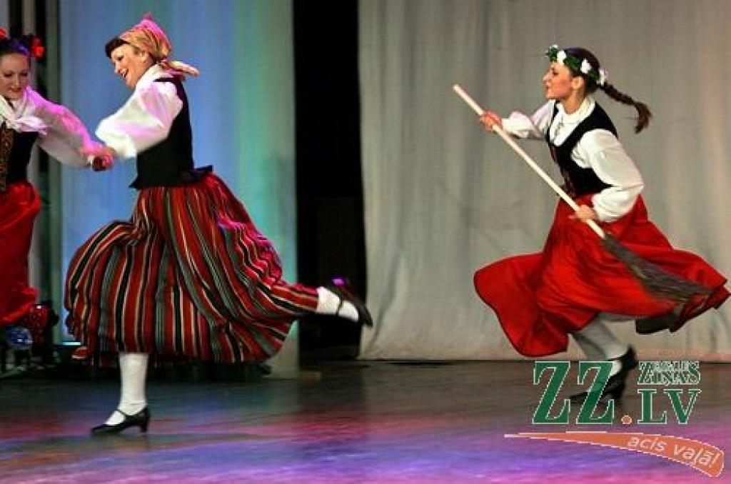 Sestdienas vakarā Jelgavas kultūras namā Tautas deju ansamblis «Lielupe» ar programmu «Lielupieši» noslēdza savas pastāvēšanas 50.gadadienas svētkus. Svinības šonedēļ notika divas dienas - piektdien skatītājiem tika piedāvāts pirmais...