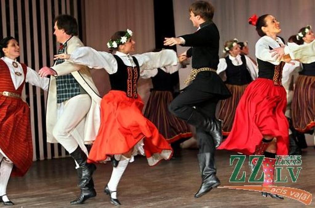 Sestdienas vakarā Jelgavas kultūras namā Tautas deju ansamblis «Lielupe» ar programmu «Lielupieši» noslēdza savas pastāvēšanas 50.gadadienas svētkus. Svinības šonedēļ notika divas dienas - piektdien skatītājiem tika piedāvāts pirmais...