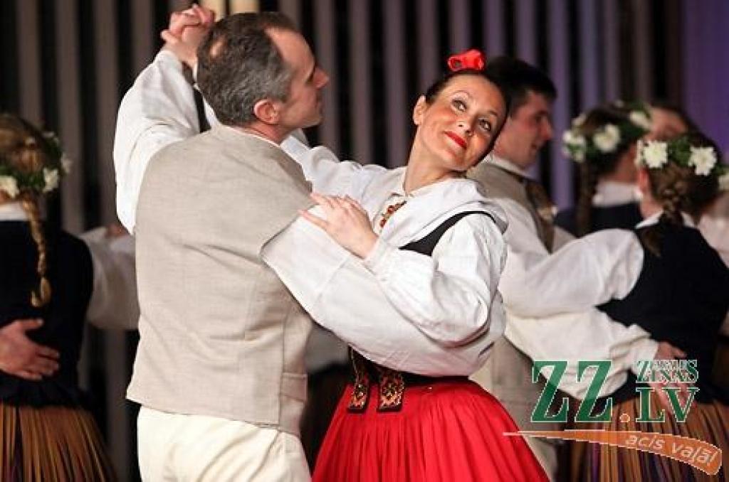 Sestdienas vakarā Jelgavas kultūras namā Tautas deju ansamblis «Lielupe» ar programmu «Lielupieši» noslēdza savas pastāvēšanas 50.gadadienas svētkus. Svinības šonedēļ notika divas dienas - piektdien skatītājiem tika piedāvāts pirmais...