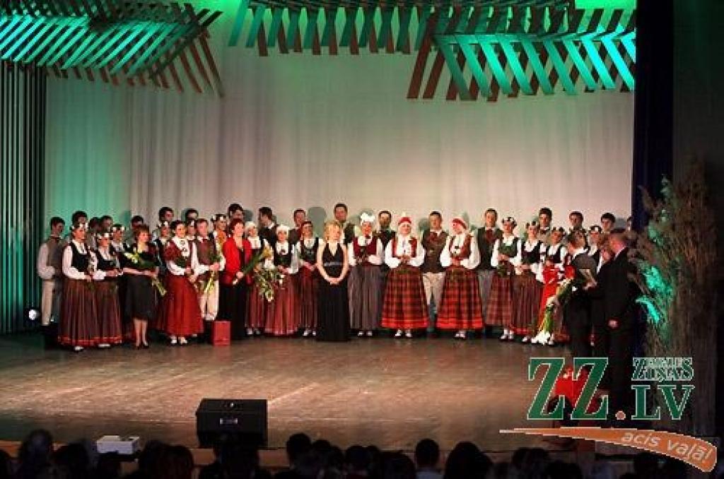 Sestdienas vakarā Jelgavas kultūras namā Tautas deju ansamblis «Lielupe» ar programmu «Lielupieši» noslēdza savas pastāvēšanas 50.gadadienas svētkus. Svinības šonedēļ notika divas dienas - piektdien skatītājiem tika piedāvāts pirmais...