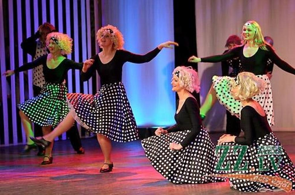 Piektdienas vakarā Jelgavas kultūras namā Tautas deju ansamblis «Lielupe» ar programmu «Izdejot svētkus» sāka atzīmēt savas pastāvēšanas 50.gadadienu. Svinības notiks divas dienas, un otrs koncerts, ar nosaukumu «Lielupieši», sāksies...