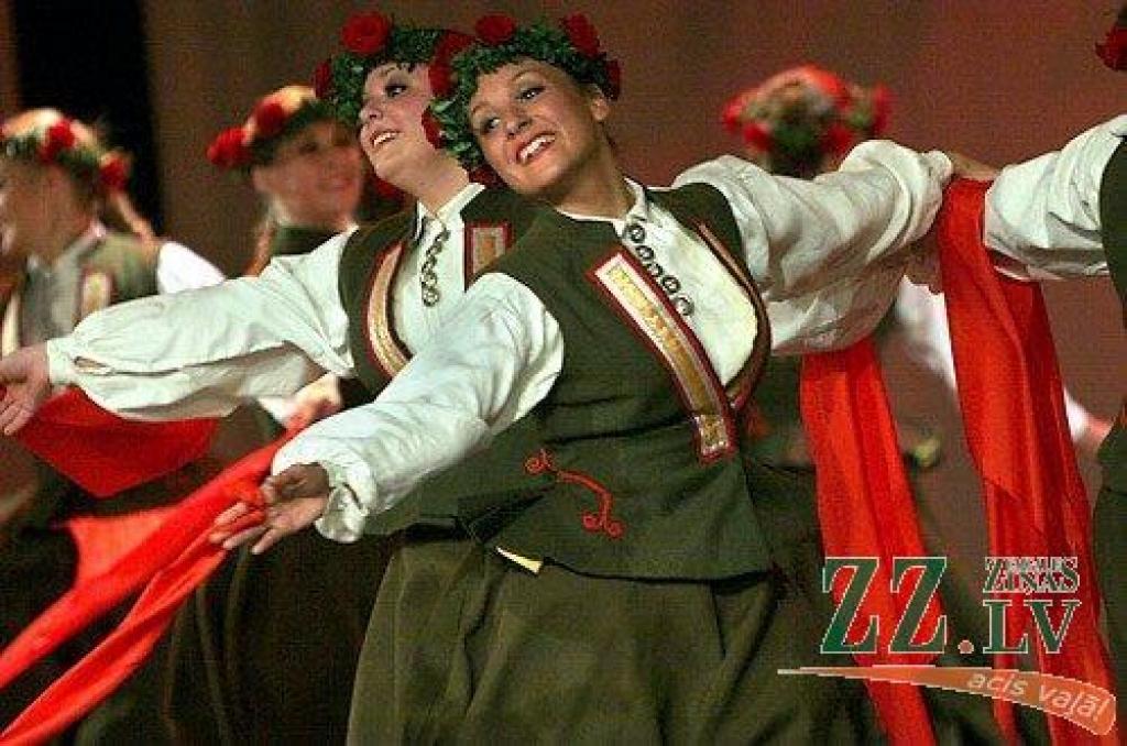 Piektdienas vakarā Jelgavas kultūras namā Tautas deju ansamblis «Lielupe» ar programmu «Izdejot svētkus» sāka atzīmēt savas pastāvēšanas 50.gadadienu. Svinības notiks divas dienas, un otrs koncerts, ar nosaukumu «Lielupieši», sāksies...